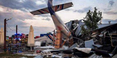 В Польше самолет упал на ангар, есть погибшие — видео