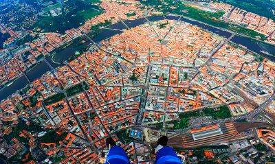 Прыжок парашютистов на Вацлавскую площадь Праги: впечатляющее видео - vinegret.cz - Чехия - Прага - Prague
