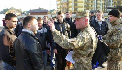 Мобилизация 2023 – юрист дал советы украинцам на случай принудительной доставки в военкомат