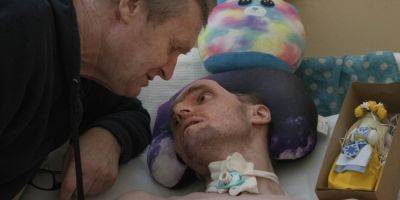 Поразил врачей. Украинский военный Виталий Шумей с тяжелыми травмами головы, за которым ухаживал отец, сказал первые слова