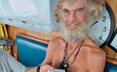 Мужчина два месяца дрейфовал в Тихом океане с собакой