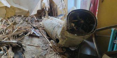 Упали на частный дом. Патрульные показали видео с места падения обломков сбитой над Одессой российской ракеты