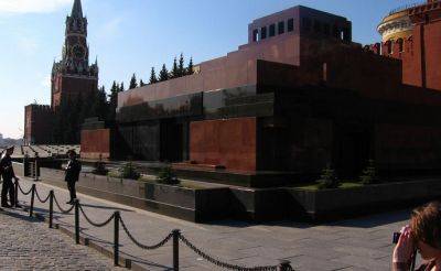 Россияне уже срываются: в Москве мужчина бросил "коктейль Молотова" в мавзолей Ленина