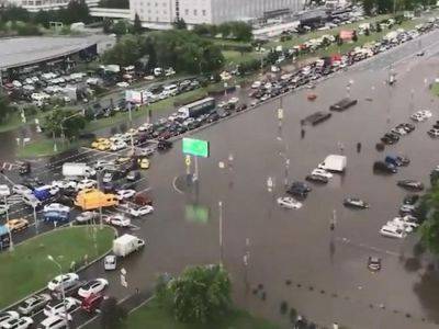 москва поплыла: в столице рф наводнение из-за сильных ливней