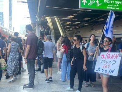 Противники судебной реформы блокировали железнодорожную станцию в центре Тель-Авива