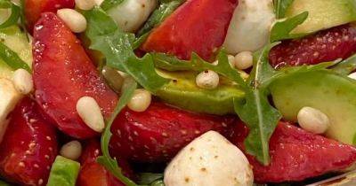 Для тех, кто на диете: рецепт итальянского салата с клубникой и авокадо (видео)