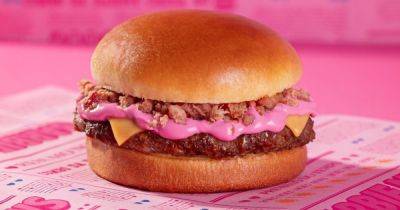 "Не пластиковый": популярная сеть фастфуда представила розовый бургер в стиле Барби (видео)