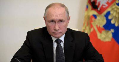 "Передавайте им привет": Путин "почтил" память умерших российских солдат