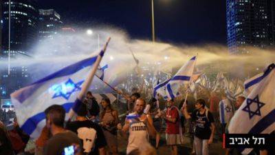 Итамар Бен-Гвир - Полиция ударила водометами по протестующим, распылен перцовый газ - vesty.co.il - Израиль - Тель-Авив - Иерусалим