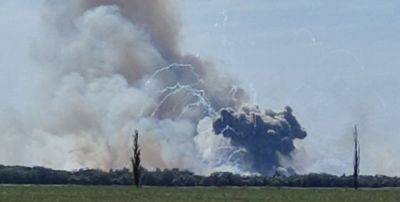 Крым взрывы 19 июля - горит и детонирует вражеский склад - видео