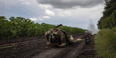 «Продвигается вперед медленно, пешком». Британский фотограф показал, как украинские саперы разминируют пути перед наступлением ВСУ