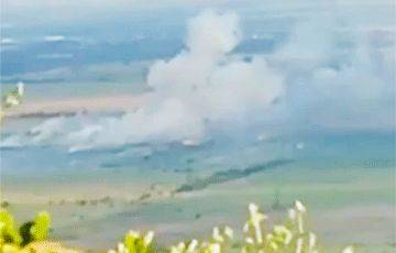 «Ракеты с неба падают»: появились новые видео ударов по военной базе РФ в Крыму