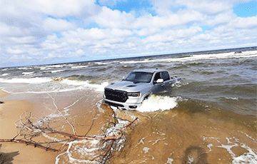 В Латвии смыло в море белорусский автомобиль