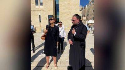 Видео: у священника потребовали снять крест у Стены плача