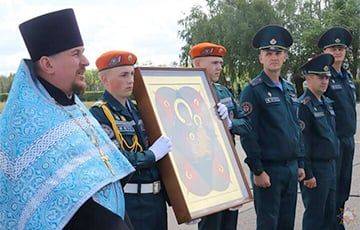 В Беларуси прошел «небесный крестный ход» с иконой на вертолете
