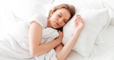 Сон на левом боку полезен для здоровья: 6 главных преимуществ