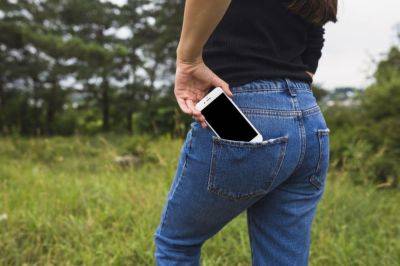 Смартфон не советуют носить в заднем кармане - какие поломки возможны