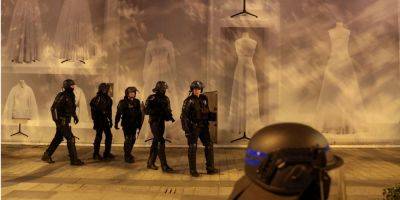 Эммануэль Макрон - Nacho Doce - Во Франции - Протесты во Франции: задержаны еще более 700 человек, дополнительно мобилизованы 45 тысяч полицейских - nv.ua - Украина - Франция - Париж - Протесты