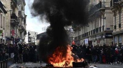 Беспорядки во Франции: протестующие атаковали дом парижского мэра, задержаны более 700 человек