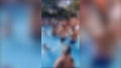Женщины подрались в бассейне Холона на глазах у множества детей: видео