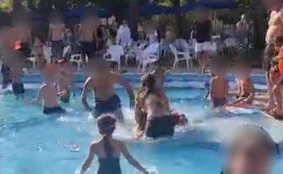 Женщины с детьми подрались в бассейне в центре Холона