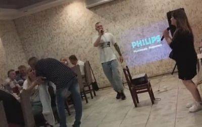 Под Киевом девушку вытолкали из кафе за замечания по поводу музыки Лепса