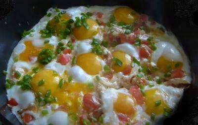 Это просто божественно: рецепт яичницы с молодыми кабачками, творогом и помидорами