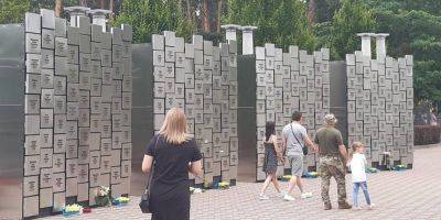В Буче открыли инсталляцию в память о жителях, погибших во время российской оккупации