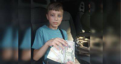 «До слез»: мальчик, у которого российские оккупанты убили папу и разрушили дом, пожертвовал на ВСУ 50 долларов