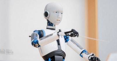 "Чтобы успокоить людей": робот EveR 6 впервые дирижировал национальным оркестром (фото)