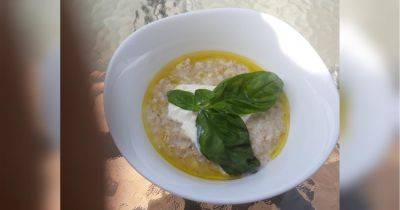 Овсянка с зеленым базиликом и козьим сыром: самый вкусный завтрак лета
