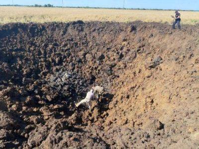 Около военного аэродрома в Краснодарском крае РФ случился мощный взрыв, образовалась огромная воронка
