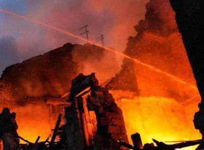 Ракета превратила большой жилой дом в Николаеве в горящие руины: "Враг звереет"