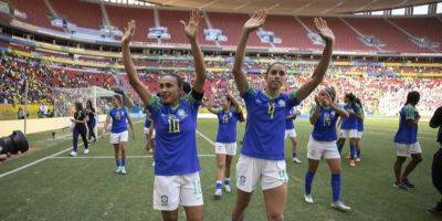 Бразильцам разрешили опаздывать на работу из-за женского футбола