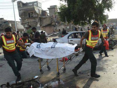 В Пакистане террористы-смертники совершили теракт: убиты двое полицейских и ранены 15 человек