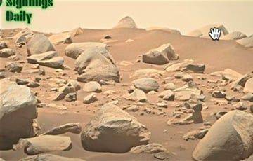 Двухметровая дверь на Марсе: загадочный «проход» на Красной планете может вести внутрь холма