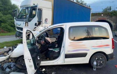 Во Львове столкнулись грузовик и микроавтобус: трое травмированы
