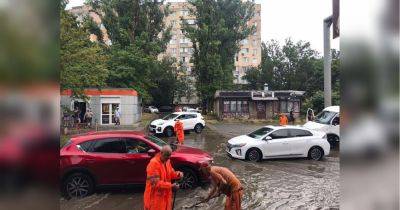 Сильнейший ливень в Одессе остановил трамваи (фото, видео)