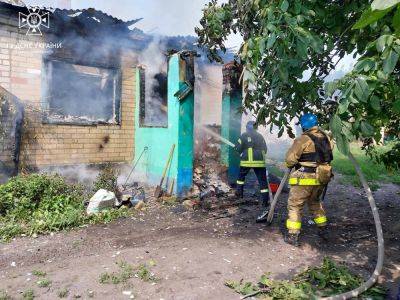Обстрел Боровской громады на Харьковщине: военные РФ подожгли два дома (фото)