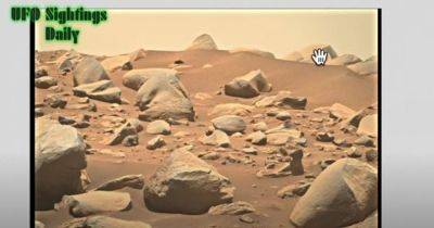 Двухметровая дверь на Марсе. Загадочный "проход" на Красной планете якобы ведет внутрь холма (фото)
