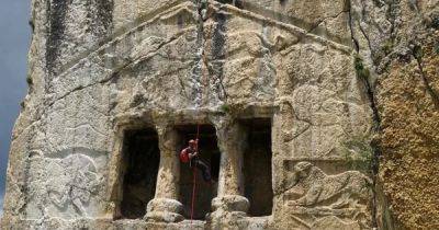 Расхитители могил и время. В Турции исчезают уникальные скалы-гробницы, возрастом 3 тыс. лет (фото)