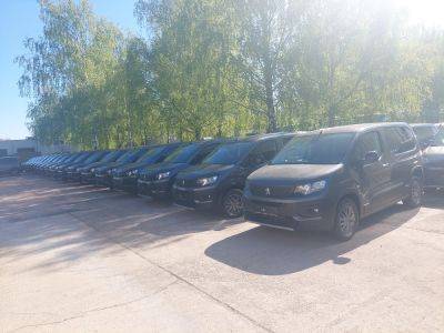 Армии Литвы передано еще полсотни новых автомобилей, 34 грузовика Unimog