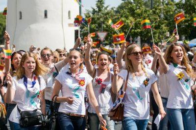 Почти половина жителей Литвы согласны с женскими фамилиям с окончанием -a – опрос (СМИ)