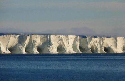 Самый крупный в мире айсберг начал активный дрейф вдоль Антарктиды