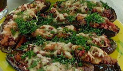 Один лишь запах сводит с ума: рецепт молодых баклажанов с помидорами и сыром моцарелла в духовке