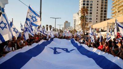 Тысячи идут в Иерусалим маршем протеста против судебной реформы