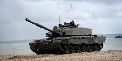 «Оружие победы». Украинские десантники впервые показали британский танк Challenger 2 в действии