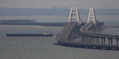 Движение по Крымскому мосту временно прекращено после взрывов на оккупированном полуострове — видео