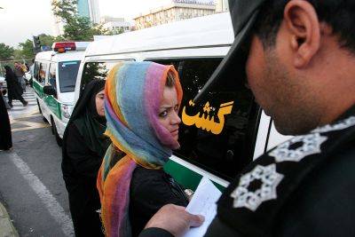 Амини Махсы - Полиция Ирана будет следить за соблюдением норм ношения хиджаба - obzor.lt - Иран