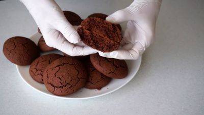 Невозможно оторваться: как приготовить нежное печенье из шоколада и кабачков